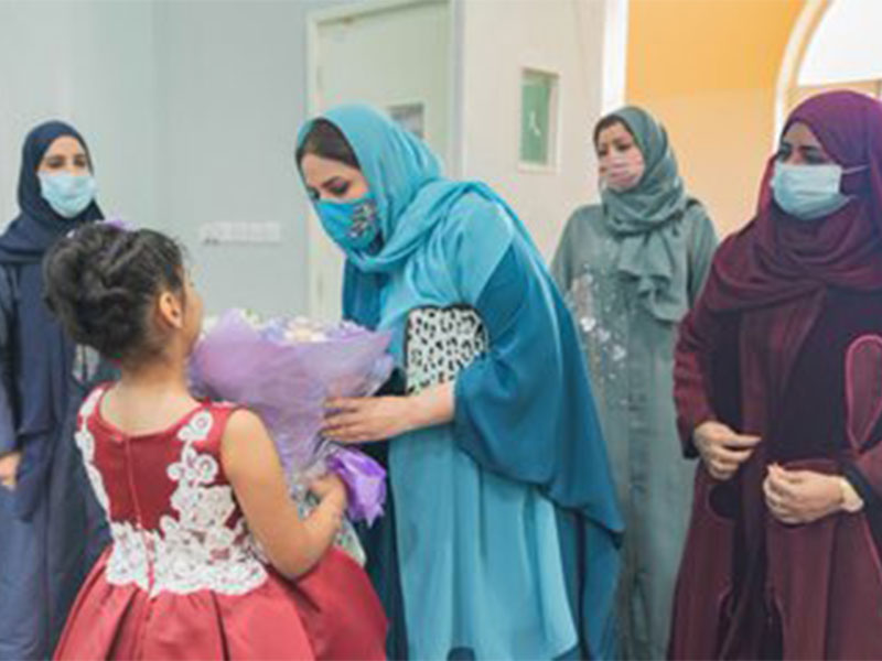في ظهور نادر زوجة سلطان عمان تقوم بزيارة تفقدية لمركز رعاية الطفولة بمناسبة عيد الأم